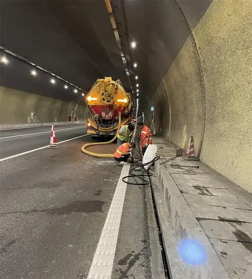 名山隧道排水渠清淤